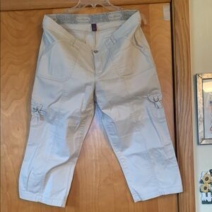 Gloria Vanderbilt Cream Capris